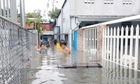 TPHCM: Mưa lớn đầu mùa, người dân 'chạy ngập'