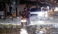 Mưa sầm sập từ chiều đến tối, người dân TPHCM bì bõm lội nước về