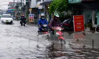 TPHCM mưa như trút gây ngập nặng, xe chết máy hàng loạt