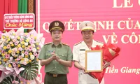 Thứ trưởng Đặng Hồng Đức trao Quyết định của Bộ trưởng Bộ Công an về việc điều động Đại tá Lâm Phước Nguyên đến nhận công tác và giữ chức vụ Giám đốc Công an tỉnh Tiền Giang, kể từ ngày 15/6.