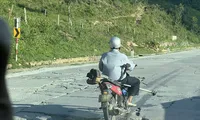 Đường đèo Lò Xo xuất hiện nhiều vết nứt dài, đứt gãy