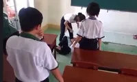 Nhìn nhau không thiện cảm, một nữ sinh bị bạn cùng lớp đánh, quay clip