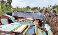 Mưa lớn, lốc xoáy làm hư hỏng nhiều nhà, chìm 2 tàu cá ở Cà Mau