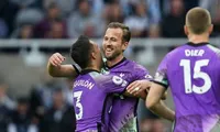 Harry Kane chia vui với các đồng đội.