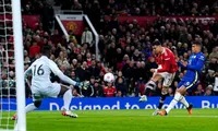 Ronaldo giúp MU thoát thua trước Chelsea