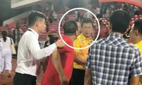 CĐV xuống sân, nhổ nước bọt vào trọng tài trận Hải Phòng - Bình Định