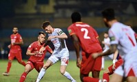 Ngoại binh Viettel bật khóc vì chấn thương, phải đi bệnh viện kiểm tra