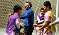 HLV Troussier cho cầu thủ Việt Nam tập xô đẩy nhau để đấu Indonesia