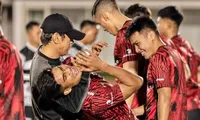 HLV Shin Tae-yong véo tai, kẹp cổ tiền đạo Indonesia