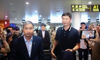 HLV Kim Sang-sik đã đến Việt Nam, lập tức đi xem V-League