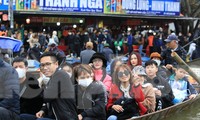 Bốn vạn người nô nức khai hội chùa Hương 2023