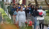 Hàng nghìn người đổ về Văn Miếu - Quốc Tử Giám Mùng 3 Tết