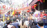 Hàng nghìn người đổ về Tây Tựu