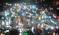 Hàng vạn người chật vật giữa đêm, tìm xe về nhà sau show Anh trai