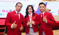 Chí Anh chúc mừng ông xã Khánh Thi nhận Huân chương Lao động hạng ba