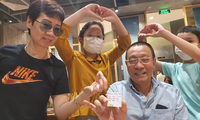 MC Lại Văn Sâm mừng sinh nhật tuổi 65, bà xã hiếm hoi lộ diện