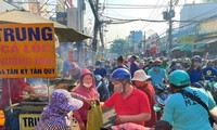 Kẹt xe vì chen nhau mua cá lóc nướng ngày vía Thần Tài