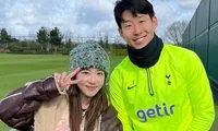 Showbiz 4/5: Dara (2NE1) gây chú ý khi chụp ảnh với Son Heung Min, Harry Kane