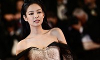 Jennie (BlackPink) xuất hiện tại thảm đỏ Cannes sau clip hẹn hò V (BTS)