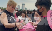 Nở rộ kinh doanh dịch vụ ăn theo đêm nhạc BlackPink ở Mỹ Đình