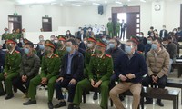 Nhóm bị cáo tại phiên tòa sơ thẩm.