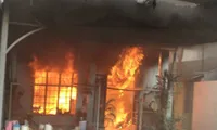 Mâu thuẫn từ bữa cơm ngày Tết, em trai tưới xăng đốt nhà anh 