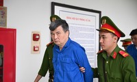 Dẫn giải cựu vụ phó thuộc Bộ Công Thương và các bị cáo trong vụ đưa nhận hối lộ tới toà