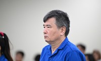 Cựu vụ phó thuộc Bộ Công Thương khai được chủ doanh nghiệp đưa xấp &apos;sổ đỏ&apos; rất dày để chọn