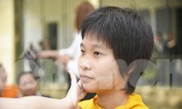Tiếng hát lạc quan từ trại tâm thần của cô gái trẻ và mong ước được về bên mẹ