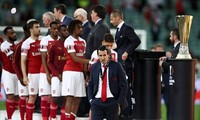 HLV Unai Emery và các học trò cúi mặt trước cúp bạc Europa League
