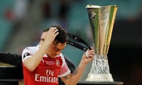 Bí tiền mua sắm, HLV Arsenal phải bán bằng được Ozil