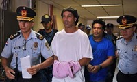 Ronaldinho và anh trai bị cảnh sát Paraguay bắt giam.