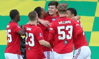 Harry Maguire ăn mừng bàn thắng muộn cùng cầu thủ M.U.