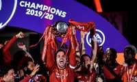 Anfield đỏ rực pháo hoa ngày Liverpool đón cúp vô địch