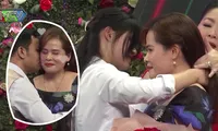 Con gái đăng ký cho bố đi tìm vợ mới, lên sân khấu tặng vàng cho mẹ kế 