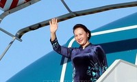 Chủ tịch Quốc hội đến sân bay Orly, thủ đô Pari. 