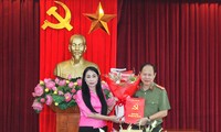 Bí thư Tỉnh ủy Vĩnh Phúc Hoàng Thúy Lan trao quyết định và chúc mừng Đại tá Đinh Ngọc Khoa. 
