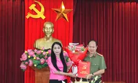 Bí thư Tỉnh ủy Vĩnh Phúc Hoàng Thúy Lan trao quyết định và chúc mừng Đại tá Đinh Ngọc Khoa. 