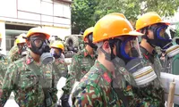 Bộ đội Hóa học vào hiện trường, tiến hành khử độc ở nhà máy Rạng Đông