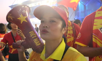 Tác giả câu hát gây ám ảnh &apos;Bay lên trời là em bay ra ngoài&apos; nói gì?