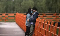 Cặp đôi hẹn hò trong công viên Jiangtan sau khi Vũ Hán mở cửa trở lại vào ngày 26/3. Ảnh: Getty.