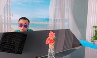 Quyền Linh gây &apos;sốt&apos; với khả năng đàn và hát