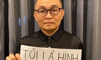 Ở nhà tránh dịch, danh hài Xuân Hinh rửa chân cho... vợ