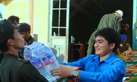 Anh Phạm Văn Dương, giảng viên Trường Chính trị tỉnh Ðắk Lắk (bên phải) trong một chuyến đi thiện nguyện