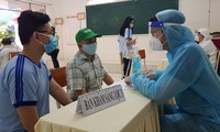 Trước khi tiêm vắc xin phòng COVID-19, học sinh được khám sàng lọc kỹ lưỡng với sự đồng hành của phụ huynh (ảnh chụp ngày 27/10 tại TPHCM). Ảnh: V.S