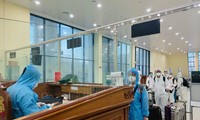 Biên phòng cửa khẩu quốc tế Hữu Nghị làm thủ tục xuất cảnh với công tác phòng chống dịch nghiêm ngặt. Ảnh: Duy Chiến