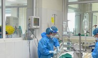Điều trị bệnh nhân COVID-19 nặng tại BV Bệnh Nhiệt đới T.Ư. Ảnh: Thái Hà
