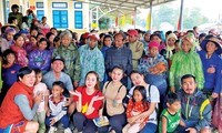 Đợt lũ năm 2020, Nhung và nhóm bạn tham gia chuyến cứu trợ tại các tỉnh miền Trung