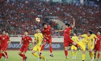 Cuồng nhiệt cổ vũ trong sân vận động và hân hoan ăn mừng chiến thắng trên đường phố. Ảnh: Như Ý - Mạnh Thắng - Trọng Tài