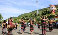 Ðiệu múa Tung tung da dá được bà con người Cơ Tu trình diễn phục vụ du khách Ảnh: T.T